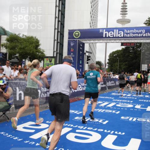 29.06.2025 - hella hamburg halbmarathon Michael Strokosch http://msf.ph/oto/8244418 29.06.2025 10:56:29 Ziel 3048, 4029, 5672, 6399, 7742, 8863, 9622, 10665, 11231, 11309, 15300, 15818, 16257, 16375, 17734, 18117, 18495, 18652 meine-sportfotos.de