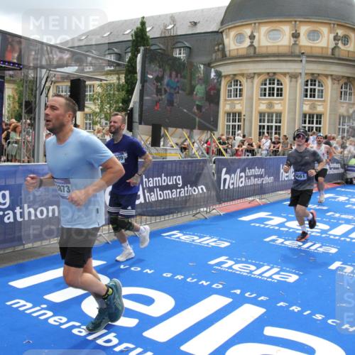 29.06.2025 - hella hamburg halbmarathon Michael Strokosch http://msf.ph/oto/8244430 29.06.2025 10:48:59 Ziel 1381, 1452, 2260, 3213, 3985, 7067, 8889, 9661, 9695, 12421, 12534, 13009, 13183, 13688, 13976, 18873 meine-sportfotos.de