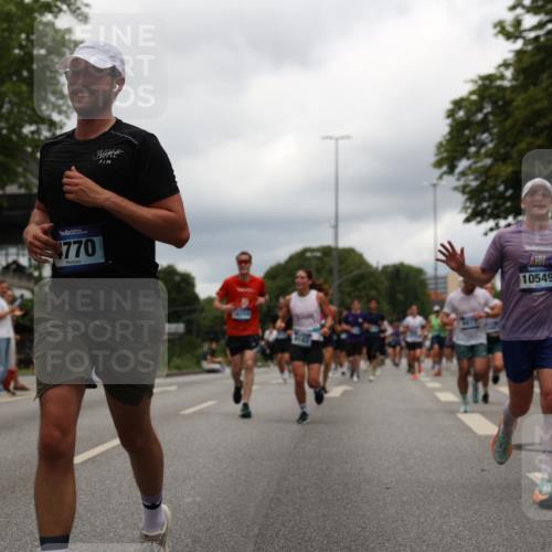 29.06.2025 - hella hamburg halbmarathon Yannick Fuchs http://msf.ph/oto/8244432 29.06.2025 10:47:35 20KM 1030, 1061, 1151, 1502, 1706, 1727, 1783, 2058, 2070, 2082, 2354, 2518, 3208, 3209, 3819, 4635, 4770, 5020, 5638, 5866, 6481, 6511, 6512, 6629, 6762, 6877, 6942, 7177, 7274, 7864, 7918, 8335, 8390, 8447, 9142, 10549, 10891, 10895, 11068, 11844, 12379, 12413, 12490, 12632, 12909, 13032, 13033, 13289, 13397, 13865, 13912, 13997, 15061, 15126, 15179, 15441, 15497, 15502, 15838, 15856, 15946, 16477, 16538, 17348, 18134, 18143, 18418, 18487, 18590 meine-sportfotos.de