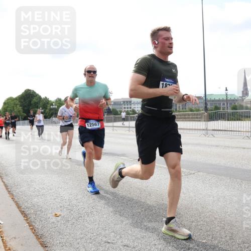 29.06.2025 - hella hamburg halbmarathon Lena Gebhardt http://msf.ph/oto/8244434 29.06.2025 10:09:55 Lombardsbrücke 1052, 1456, 1483, 1513, 1548, 1823, 3921, 4592, 5511, 7058, 7081, 7333, 7636, 8090, 8685, 8890, 9150, 9297, 9306, 9366, 9434, 9674, 9781, 9988, 10036, 10943, 11027, 12255, 12509, 12567, 13739, 15697, 16191, 16445, 16455, 16688, 16918, 17148, 17630, 17899, 18076, 18196, 18440, 18707, 19242 meine-sportfotos.de