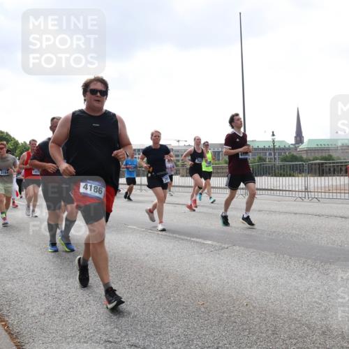 29.06.2025 - hella hamburg halbmarathon Lena Gebhardt http://msf.ph/oto/8244471 29.06.2025 10:45:26 Lombardsbrücke 1024, 1033, 1060, 1085, 1685, 1713, 1798, 2007, 2008, 2216, 2217, 2550, 2657, 2664, 2779, 2973, 3160, 3164, 3357, 3377, 3879, 3993, 4099, 4102, 4186, 4224, 4306, 4337, 4388, 4504, 4820, 4851, 5044, 5099, 5108, 5190, 5339, 5636, 5949, 6150, 6509, 6763, 6788, 6911, 6922, 6980, 7283, 7530, 7541, 7699, 7859, 7912, 8594, 8605, 8745, 8762, 8907, 9620, 10030, 10182, 10225, 10562, 10566, 11314, 12198, 12332, 12334, 12394 meine-sportfotos.de