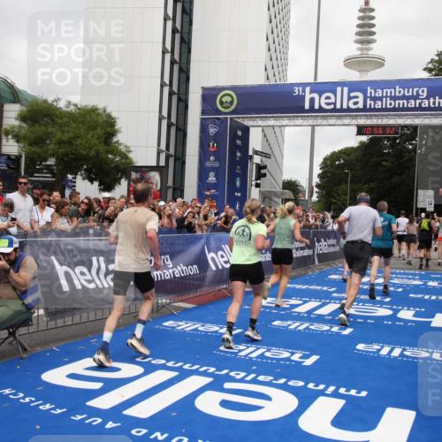 29.06.2025 - hella hamburg halbmarathon Michael Strokosch http://msf.ph/oto/8244485 29.06.2025 10:56:30 Ziel 3048, 4029, 5672, 6399, 7742, 8863, 9622, 10665, 11231, 11309, 15300, 15407, 15818, 16257, 16261, 17268, 17734 meine-sportfotos.de