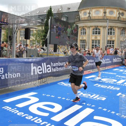 29.06.2025 - hella hamburg halbmarathon Michael Strokosch http://msf.ph/oto/8244515 29.06.2025 10:49:00 Ziel 1381, 1452, 2260, 3213, 3985, 7067, 8821, 8889, 9661, 9695, 12421, 12534, 13009, 13183, 13688, 13976, 18873 meine-sportfotos.de