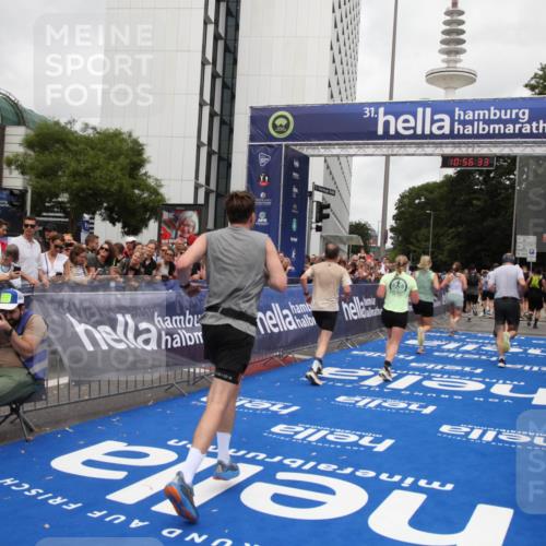 29.06.2025 - hella hamburg halbmarathon Michael Strokosch http://msf.ph/oto/8244551 29.06.2025 10:56:31 Ziel 1583, 3048, 4029, 5672, 6399, 7742, 8863, 9622, 10665, 11231, 15407, 15818, 16257, 16261, 17268, 17734, 18746, 18835 meine-sportfotos.de
