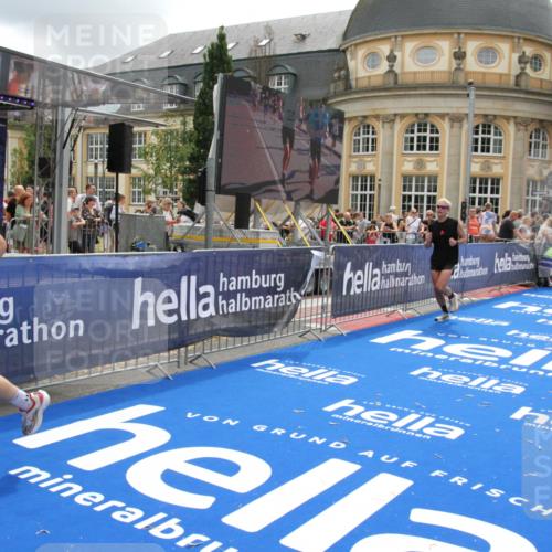 29.06.2025 - hella hamburg halbmarathon Michael Strokosch http://msf.ph/oto/8244581 29.06.2025 10:49:01 Ziel 1381, 1452, 2260, 3213, 3985, 7067, 7297, 8821, 8889, 9661, 9695, 12534, 13009, 13183, 13688, 13976, 18873 meine-sportfotos.de