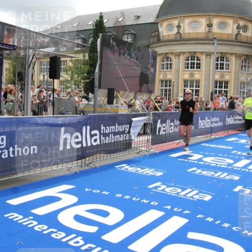 29.06.2025 - hella hamburg halbmarathon Michael Strokosch http://msf.ph/oto/8244614 29.06.2025 10:49:01 Ziel 1381, 1452, 2260, 3213, 3985, 7067, 7297, 8821, 8889, 9661, 9695, 12534, 13009, 13183, 13688, 13976, 18873 meine-sportfotos.de