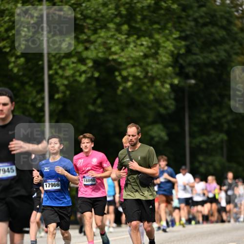 29.06.2025 - hella hamburg halbmarathon Dr. Thomas Lammeyer http://msf.ph/oto/8244615 29.06.2025 10:34:38 Kennedybrücke 2097, 2302, 3524, 4198, 4819, 6556, 6620, 6626, 7071, 7517, 8792, 9095, 9576, 9830, 10322, 10996 meine-sportfotos.de