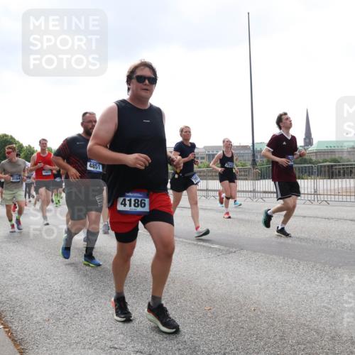 29.06.2025 - hella hamburg halbmarathon Lena Gebhardt http://msf.ph/oto/8244630 29.06.2025 10:45:27 Lombardsbrücke 1024, 1033, 1060, 1085, 1685, 1713, 1798, 2007, 2008, 2216, 2217, 2550, 2657, 2664, 2779, 2973, 3160, 3164, 3357, 3377, 3879, 3993, 4099, 4102, 4186, 4224, 4306, 4337, 4388, 4504, 4820, 4851, 5044, 5099, 5108, 5190, 5339, 5636, 5949, 6150, 6509, 6763, 6788, 6911, 6922, 6980, 7283, 7530, 7541, 7699, 7859, 7912, 8594, 8605, 8745, 8762, 8907, 9620, 10030, 10182, 10225, 10562, 10566, 11314, 12198, 12332, 12334, 12394 meine-sportfotos.de