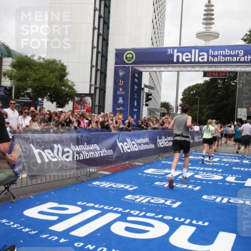 29.06.2025 - hella hamburg halbmarathon Michael Strokosch http://msf.ph/oto/8244634 29.06.2025 10:56:33 Ziel 1583, 3048, 3413, 5744, 6399, 7742, 8542, 8652, 8863, 9622, 10093, 10665, 15407, 15818, 16257, 16261, 17268, 17734, 18746, 18835 meine-sportfotos.de