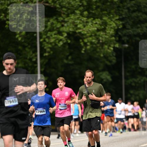 29.06.2025 - hella hamburg halbmarathon Dr. Thomas Lammeyer http://msf.ph/oto/8244652 29.06.2025 10:34:38 Kennedybrücke 2097, 2302, 3524, 4198, 4819, 6556, 6620, 6626, 7071, 7517, 8792, 9095, 9576, 9830, 10322, 10996 meine-sportfotos.de