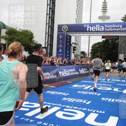 29.06.2025 - hella hamburg halbmarathon Michael Strokosch http://msf.ph/oto/8244672 29.06.2025 10:56:33 Ziel 1583, 3048, 3413, 5744, 6399, 7742, 8542, 8652, 8863, 9622, 10093, 10665, 15407, 15818, 16257, 16261, 17268, 17734, 18746, 18835 meine-sportfotos.de