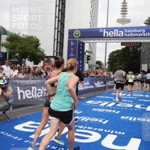 29.06.2025 - hella hamburg halbmarathon Michael Strokosch http://msf.ph/oto/8244712 29.06.2025 10:56:33 Ziel 1583, 3048, 3413, 5744, 6399, 7742, 8542, 8652, 8863, 9622, 10093, 10665, 15407, 15818, 16257, 16261, 17268, 17734, 18746, 18835 meine-sportfotos.de