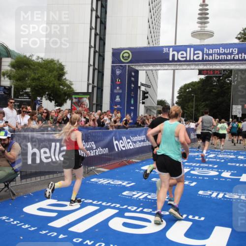 29.06.2025 - hella hamburg halbmarathon Michael Strokosch http://msf.ph/oto/8244726 29.06.2025 10:56:34 Ziel 1583, 3413, 5744, 6399, 7742, 8542, 8652, 8863, 9562, 10093, 10665, 15407, 15818, 16257, 16261, 17268, 17734, 18746, 18835 meine-sportfotos.de