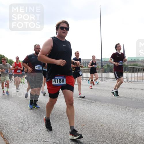 29.06.2025 - hella hamburg halbmarathon Lena Gebhardt http://msf.ph/oto/8244749 29.06.2025 10:45:27 Lombardsbrücke 1024, 1033, 1060, 1085, 1685, 1713, 1798, 2007, 2008, 2216, 2217, 2550, 2657, 2664, 2779, 2973, 3160, 3164, 3357, 3377, 3879, 3993, 4099, 4102, 4186, 4224, 4306, 4337, 4388, 4504, 4820, 4851, 5044, 5099, 5108, 5190, 5339, 5636, 5949, 6150, 6509, 6763, 6788, 6911, 6922, 6980, 7283, 7530, 7541, 7699, 7859, 7912, 8594, 8605, 8745, 8762, 8907, 9620, 10030, 10182, 10225, 10562, 10566, 11314, 12198, 12332, 12334, 12394 meine-sportfotos.de