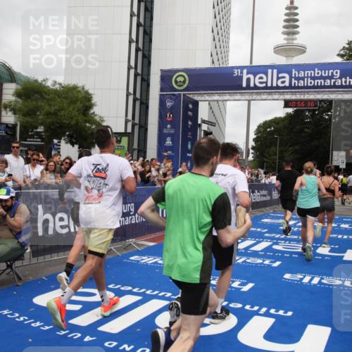 29.06.2025 - hella hamburg halbmarathon Michael Strokosch http://msf.ph/oto/8244805 29.06.2025 10:56:35 Ziel 1583, 2083, 3413, 5721, 5744, 6399, 8542, 8652, 8863, 9562, 10093, 10665, 13863, 15407, 16257, 16261, 17268, 17734, 18746, 18835, 19120 meine-sportfotos.de