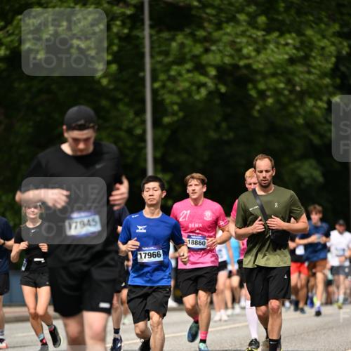 29.06.2025 - hella hamburg halbmarathon Dr. Thomas Lammeyer http://msf.ph/oto/8244817 29.06.2025 10:34:38 Kennedybrücke 2097, 2302, 3524, 4198, 4819, 6556, 6620, 6626, 7071, 7517, 8792, 9095, 9576, 9830, 10322, 10996 meine-sportfotos.de
