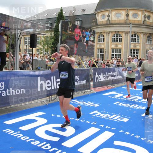 29.06.2025 - hella hamburg halbmarathon Michael Strokosch http://msf.ph/oto/8244861 29.06.2025 10:49:05 Ziel 1381, 1452, 2260, 3213, 3985, 4847, 4890, 7297, 8302, 8821, 8889, 9695, 12534, 13183, 13614, 13688, 16627, 17632 meine-sportfotos.de
