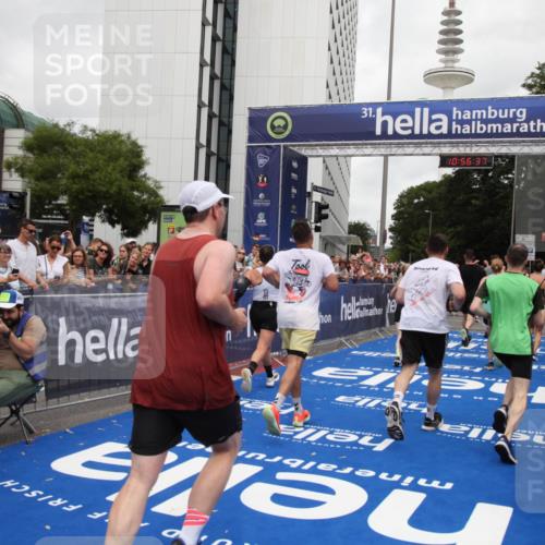 29.06.2025 - hella hamburg halbmarathon Michael Strokosch http://msf.ph/oto/8244865 29.06.2025 10:56:35 Ziel 1583, 2083, 3413, 5721, 5744, 6399, 8542, 8652, 8863, 9562, 10093, 10665, 13863, 15407, 16257, 16261, 17268, 17734, 18746, 18835, 19120 meine-sportfotos.de