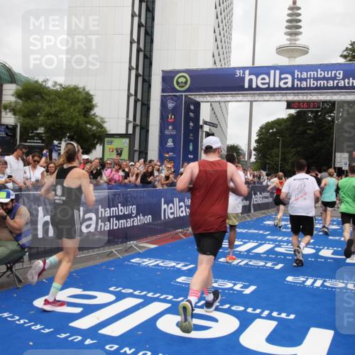 29.06.2025 - hella hamburg halbmarathon Michael Strokosch http://msf.ph/oto/8244881 29.06.2025 10:56:36 Ziel 1583, 2083, 3413, 5721, 5744, 6399, 8542, 8652, 9562, 10093, 12509, 13863, 15407, 16257, 16261, 17268, 17734, 18746, 18835, 19120 meine-sportfotos.de