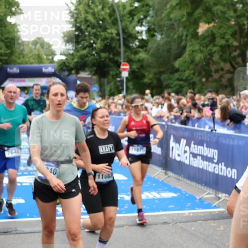 29.06.2025 - hella hamburg halbmarathon Zöllner http://msf.ph/oto/8244915 29.06.2025 10:56:48 Ziel 2378, 3836, 4152, 7646, 8825, 8996, 9488, 11083, 11870, 13816, 14369, 14461, 15134, 15431, 15712, 16008, 16009, 16043, 16121, 17133, 18634 meine-sportfotos.de