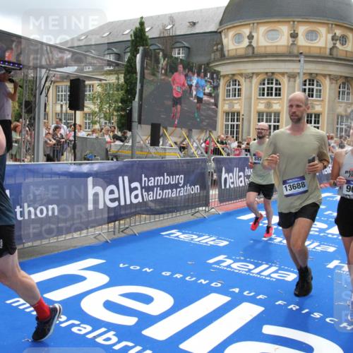 29.06.2025 - hella hamburg halbmarathon Michael Strokosch http://msf.ph/oto/8244919 29.06.2025 10:49:06 Ziel 1381, 1452, 2260, 3985, 4832, 4847, 4890, 7297, 8302, 8821, 8889, 9695, 13183, 13614, 13688, 16627, 17632 meine-sportfotos.de
