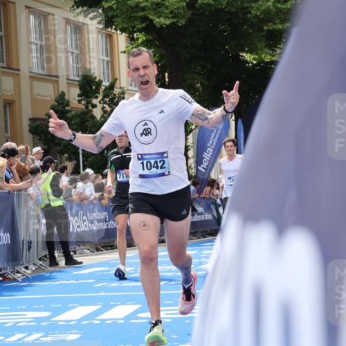 29.06.2025 - hella hamburg halbmarathon Strokosch-Dieckow http://msf.ph/oto/8244925 29.06.2025 10:38:23 Ziel 1042, 1688, 1710, 2745, 3014, 3431, 3790, 6095, 7110, 8571, 14992, 16075, 16280, 18357, 18761 meine-sportfotos.de