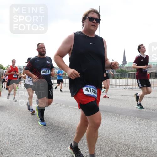 29.06.2025 - hella hamburg halbmarathon Lena Gebhardt http://msf.ph/oto/8244927 29.06.2025 10:45:27 Lombardsbrücke 1024, 1033, 1060, 1085, 1685, 1713, 1798, 2007, 2008, 2216, 2217, 2550, 2657, 2664, 2779, 2973, 3160, 3164, 3357, 3377, 3879, 3993, 4099, 4102, 4186, 4224, 4306, 4337, 4388, 4504, 4820, 4851, 5044, 5099, 5108, 5190, 5339, 5636, 5949, 6150, 6509, 6763, 6788, 6911, 6922, 6980, 7283, 7530, 7541, 7699, 7859, 7912, 8594, 8605, 8745, 8762, 8907, 9620, 10030, 10182, 10225, 10562, 10566, 11314, 12198, 12332, 12334, 12394 meine-sportfotos.de