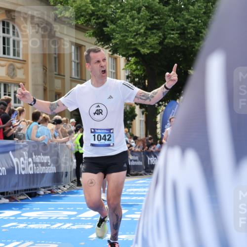 29.06.2025 - hella hamburg halbmarathon Strokosch-Dieckow http://msf.ph/oto/8244949 29.06.2025 10:38:23 Ziel 1042, 1688, 1710, 2745, 3014, 3431, 3790, 6095, 7110, 8571, 14992, 16075, 16280, 18357, 18761 meine-sportfotos.de