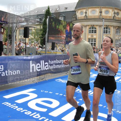 29.06.2025 - hella hamburg halbmarathon Michael Strokosch http://msf.ph/oto/8244959 29.06.2025 10:49:06 Ziel 1381, 1452, 2260, 3985, 4832, 4847, 4890, 7297, 8302, 8821, 8889, 9695, 13183, 13614, 13688, 16627, 17632 meine-sportfotos.de