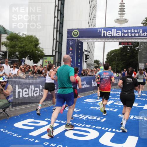 29.06.2025 - hella hamburg halbmarathon Michael Strokosch http://msf.ph/oto/8244965 29.06.2025 10:56:45 Ziel 4152, 6416, 6759, 7037, 7646, 8311, 8744, 8996, 9488, 11083, 11870, 12509, 14369, 15134, 15145, 15431, 15712, 16043, 16121, 17259, 18340, 18634, 18899 meine-sportfotos.de