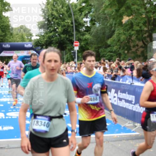 29.06.2025 - hella hamburg halbmarathon Zöllner http://msf.ph/oto/8244974 29.06.2025 10:56:49 Ziel 2378, 3836, 7646, 8825, 8996, 9488, 11870, 13816, 14369, 14461, 15134, 15431, 15712, 16008, 16009, 16043, 16121, 17133, 18634 meine-sportfotos.de