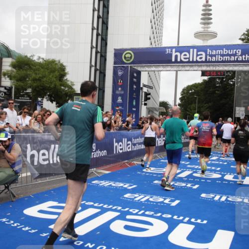 29.06.2025 - hella hamburg halbmarathon Michael Strokosch http://msf.ph/oto/8245007 29.06.2025 10:56:46 Ziel 4152, 6416, 6759, 7037, 7646, 8311, 8744, 8825, 8996, 9488, 11083, 11870, 14369, 14461, 15134, 15145, 15431, 15712, 16043, 16121, 17259, 18340, 18634, 18899 meine-sportfotos.de