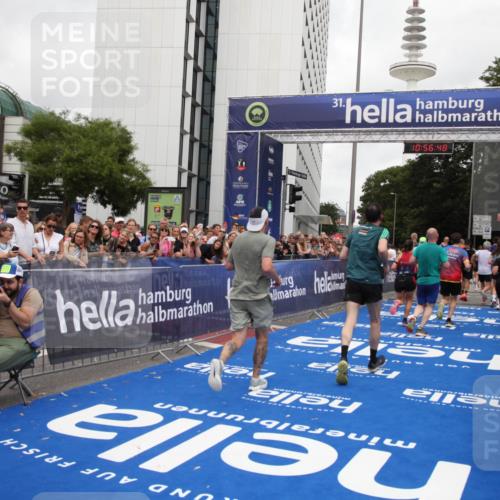 29.06.2025 - hella hamburg halbmarathon Michael Strokosch http://msf.ph/oto/8245056 29.06.2025 10:56:47 Ziel 3836, 4152, 6416, 6759, 7646, 8744, 8825, 8996, 9488, 11083, 11870, 14369, 14461, 15134, 15431, 15712, 16043, 16121, 17133, 17259, 18340, 18634, 18899 meine-sportfotos.de