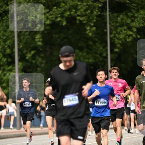 29.06.2025 - hella hamburg halbmarathon Dr. Thomas Lammeyer http://msf.ph/oto/8245068 29.06.2025 10:34:39 Kennedybrücke 2097, 2302, 3524, 4198, 4819, 6556, 6620, 6626, 7071, 7517, 8792, 9095, 9576, 9830, 10322, 10996 meine-sportfotos.de