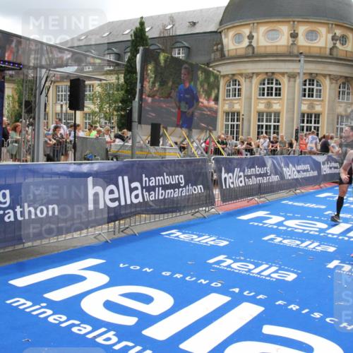 29.06.2025 - hella hamburg halbmarathon Michael Strokosch http://msf.ph/oto/8245076 29.06.2025 10:49:07 Ziel 1381, 1452, 4832, 4847, 4890, 7297, 8302, 8821, 9695, 13614, 13688, 16627, 17173, 17632, 18598 meine-sportfotos.de