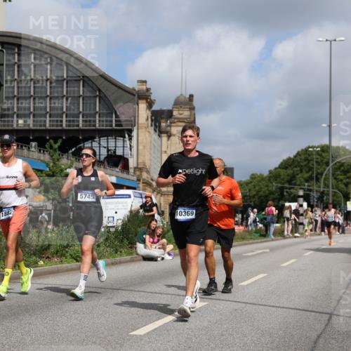 29.06.2025 - hella hamburg halbmarathon Yannick Fuchs http://msf.ph/oto/8245089 29.06.2025 10:35:07 20KM 1882, 1912, 2324, 2714, 2750, 2949, 3332, 4843, 4889, 5050, 5745, 5803, 5916, 6080, 7080, 7284, 8370, 8465, 8629, 9979, 10369, 10900, 10934, 10968, 11731, 11767, 11959, 12088, 12365, 12540, 12704, 12865, 13029, 13158, 13667, 14092, 14820, 14924, 15015, 15424, 15493, 15542, 15689, 17214, 17620, 17724, 18173, 18192, 18614 meine-sportfotos.de