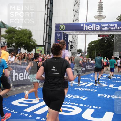 29.06.2025 - hella hamburg halbmarathon Michael Strokosch http://msf.ph/oto/8245095 29.06.2025 10:56:48 Ziel 2378, 3836, 4152, 7646, 8744, 8825, 8996, 9488, 11083, 11870, 14369, 14461, 15134, 15431, 15712, 16043, 16121, 17133, 18340, 18634, 18899 meine-sportfotos.de