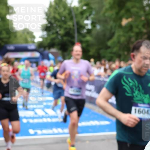 29.06.2025 - hella hamburg halbmarathon Zöllner http://msf.ph/oto/8245135 29.06.2025 10:56:52 Ziel 1955, 2378, 2741, 3836, 5418, 6835, 7716, 8825, 8996, 13816, 14369, 14461, 15134, 15431, 16008, 16009, 16679, 17133, 18634 meine-sportfotos.de