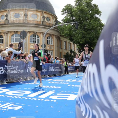 29.06.2025 - hella hamburg halbmarathon Strokosch-Dieckow http://msf.ph/oto/8245143 29.06.2025 10:38:24 Ziel 1042, 1710, 2745, 3014, 3431, 3790, 6095, 7110, 8571, 14992, 16075, 16280, 18357, 18761 meine-sportfotos.de