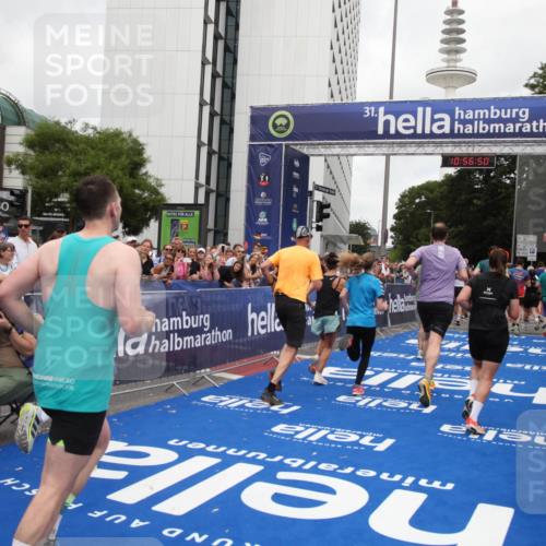 29.06.2025 - hella hamburg halbmarathon Michael Strokosch http://msf.ph/oto/8245151 29.06.2025 10:56:49 Ziel 2378, 3836, 4152, 7646, 8825, 8996, 9488, 11083, 11870, 13816, 14369, 14461, 15134, 15431, 15712, 16008, 16009, 16043, 16121, 17133, 18634 meine-sportfotos.de