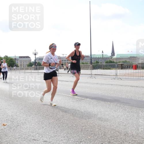 29.06.2025 - hella hamburg halbmarathon Lena Gebhardt http://msf.ph/oto/8245160 29.06.2025 10:09:57 Lombardsbrücke 1052, 1456, 1483, 1513, 1548, 1823, 3921, 4592, 5511, 7058, 7081, 7333, 7636, 8090, 8219, 8685, 8890, 9150, 9297, 9306, 9366, 9434, 9674, 9781, 9988, 10036, 10943, 11027, 12255, 12509, 12567, 13739, 16191, 16445, 16455, 16688, 16872, 16918, 17148, 17630, 17899, 18076, 18196, 18440, 18707, 19242 meine-sportfotos.de