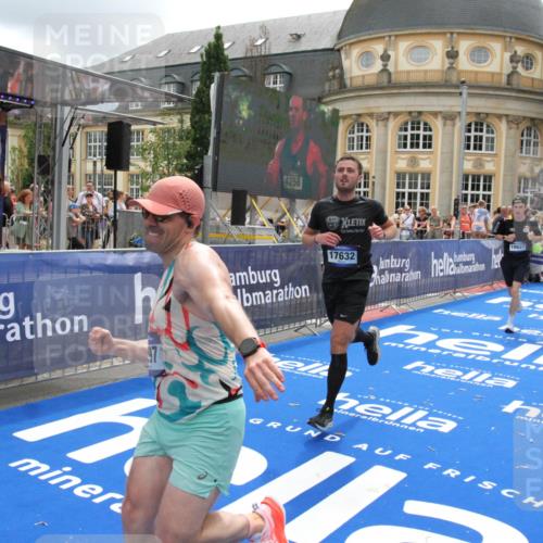 29.06.2025 - hella hamburg halbmarathon Michael Strokosch http://msf.ph/oto/8245170 29.06.2025 10:49:08 Ziel 4832, 4847, 4890, 6389, 7297, 8302, 8821, 9695, 13614, 13688, 16627, 17173, 17632, 18598 meine-sportfotos.de