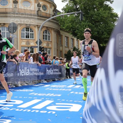 29.06.2025 - hella hamburg halbmarathon Strokosch-Dieckow http://msf.ph/oto/8245183 29.06.2025 10:38:25 Ziel 1042, 1710, 2745, 3014, 3431, 3790, 6095, 7110, 8571, 14905, 14992, 16075, 16280, 18357, 18761 meine-sportfotos.de