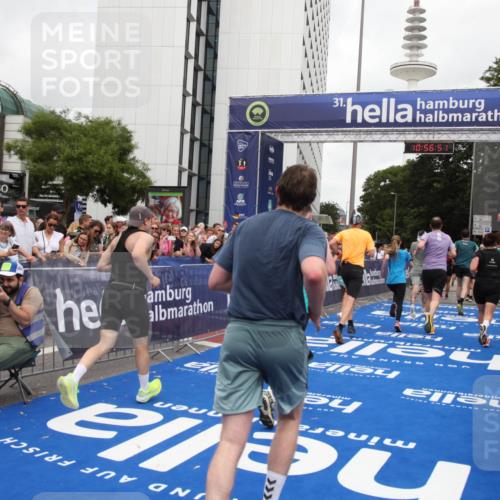 29.06.2025 - hella hamburg halbmarathon Michael Strokosch http://msf.ph/oto/8245187 29.06.2025 10:56:50 Ziel 2378, 3836, 7646, 8825, 8996, 9488, 11870, 13816, 14369, 14461, 15134, 15431, 15712, 16008, 16009, 16043, 16121, 17133, 18634 meine-sportfotos.de
