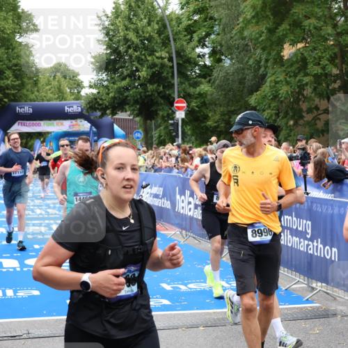 29.06.2025 - hella hamburg halbmarathon Zöllner http://msf.ph/oto/8245217 29.06.2025 10:56:53 Ziel 1955, 2378, 2741, 3836, 5418, 6835, 7716, 8825, 13816, 14461, 15431, 16008, 16009, 16679, 17133 meine-sportfotos.de