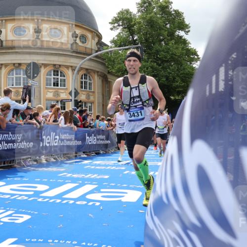 29.06.2025 - hella hamburg halbmarathon Strokosch-Dieckow http://msf.ph/oto/8245230 29.06.2025 10:38:25 Ziel 1042, 1710, 2745, 3014, 3431, 3790, 6095, 7110, 8571, 14905, 14992, 16075, 16280, 18357, 18761 meine-sportfotos.de