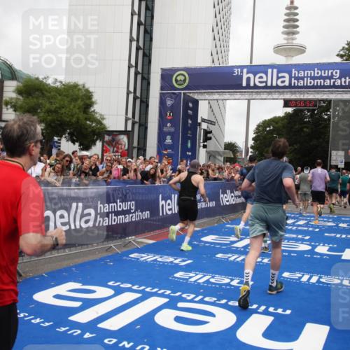 29.06.2025 - hella hamburg halbmarathon Michael Strokosch http://msf.ph/oto/8245245 29.06.2025 10:56:50 Ziel 2378, 3836, 7646, 8825, 8996, 9488, 11870, 13816, 14369, 14461, 15134, 15431, 15712, 16008, 16009, 16043, 16121, 17133, 18634 meine-sportfotos.de