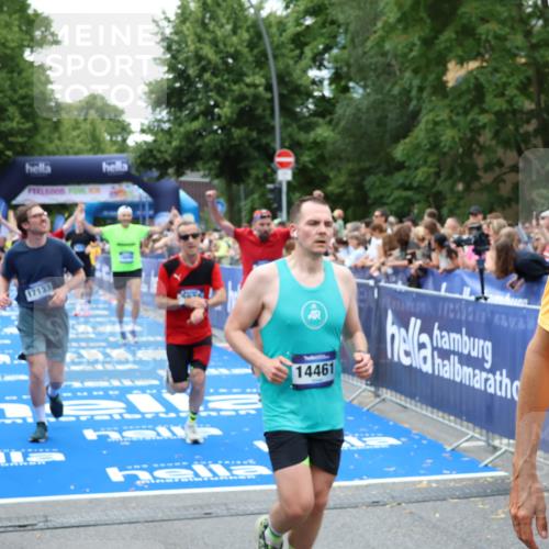 29.06.2025 - hella hamburg halbmarathon Zöllner http://msf.ph/oto/8245269 29.06.2025 10:56:54 Ziel 1955, 2378, 2741, 3836, 5418, 6835, 7716, 8825, 13816, 14461, 16008, 16009, 16620, 16679, 17133 meine-sportfotos.de