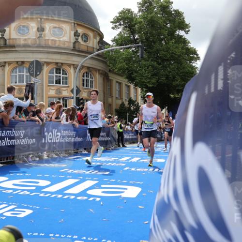 29.06.2025 - hella hamburg halbmarathon Strokosch-Dieckow http://msf.ph/oto/8245284 29.06.2025 10:38:26 Ziel 1042, 1710, 2745, 3014, 3431, 3790, 7110, 8571, 14905, 14992, 16075, 16280, 18357, 18761 meine-sportfotos.de