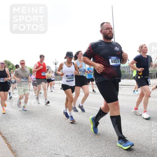 29.06.2025 - hella hamburg halbmarathon Lena Gebhardt http://msf.ph/oto/8245298 29.06.2025 10:45:28 Lombardsbrücke 1033, 1060, 1085, 1685, 1713, 1798, 2007, 2008, 2216, 2217, 2550, 2657, 2664, 2779, 2917, 2973, 3160, 3164, 3357, 3377, 3879, 3993, 4099, 4102, 4186, 4224, 4306, 4337, 4388, 4504, 4820, 4851, 5044, 5099, 5108, 5190, 5339, 5636, 5949, 6150, 6509, 6763, 6788, 6911, 6922, 6980, 7283, 7530, 7541, 7699, 7859, 7912, 8594, 8605, 8745, 8762, 9620, 10030, 10182, 10225, 10562, 10566, 11314, 12198, 12332, 12334 meine-sportfotos.de